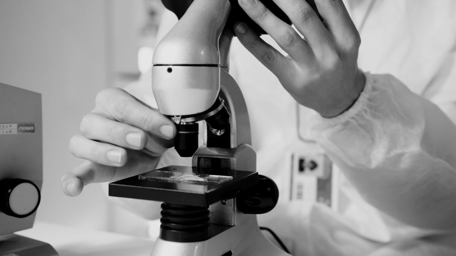 O Que Faz um Biomédico: O Profissional por Trás do Diagnóstico