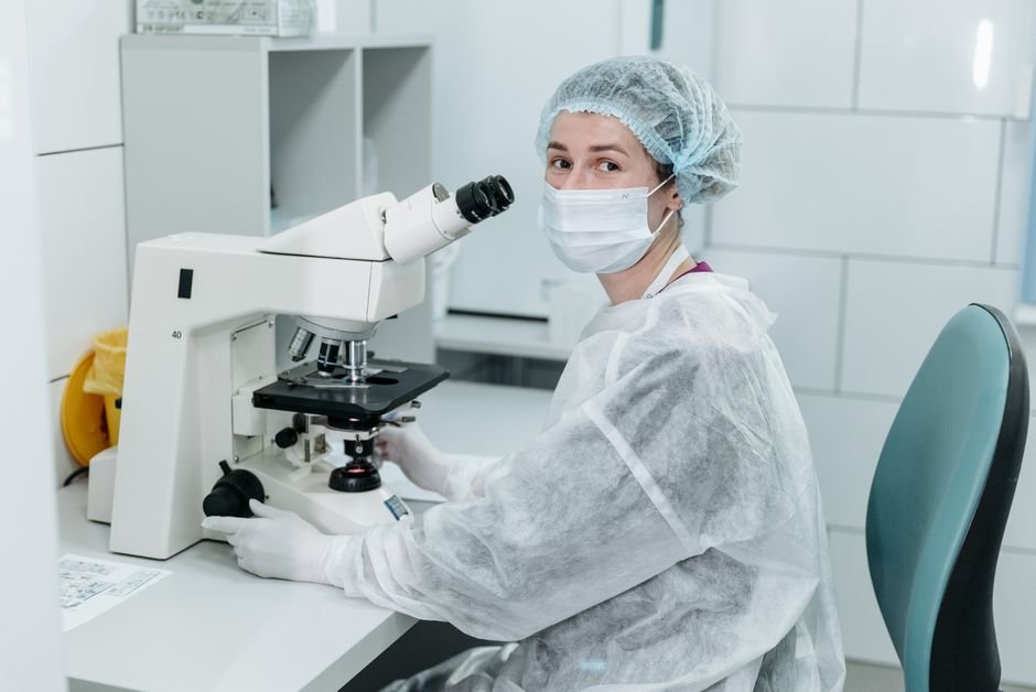 O que faz um biomédico