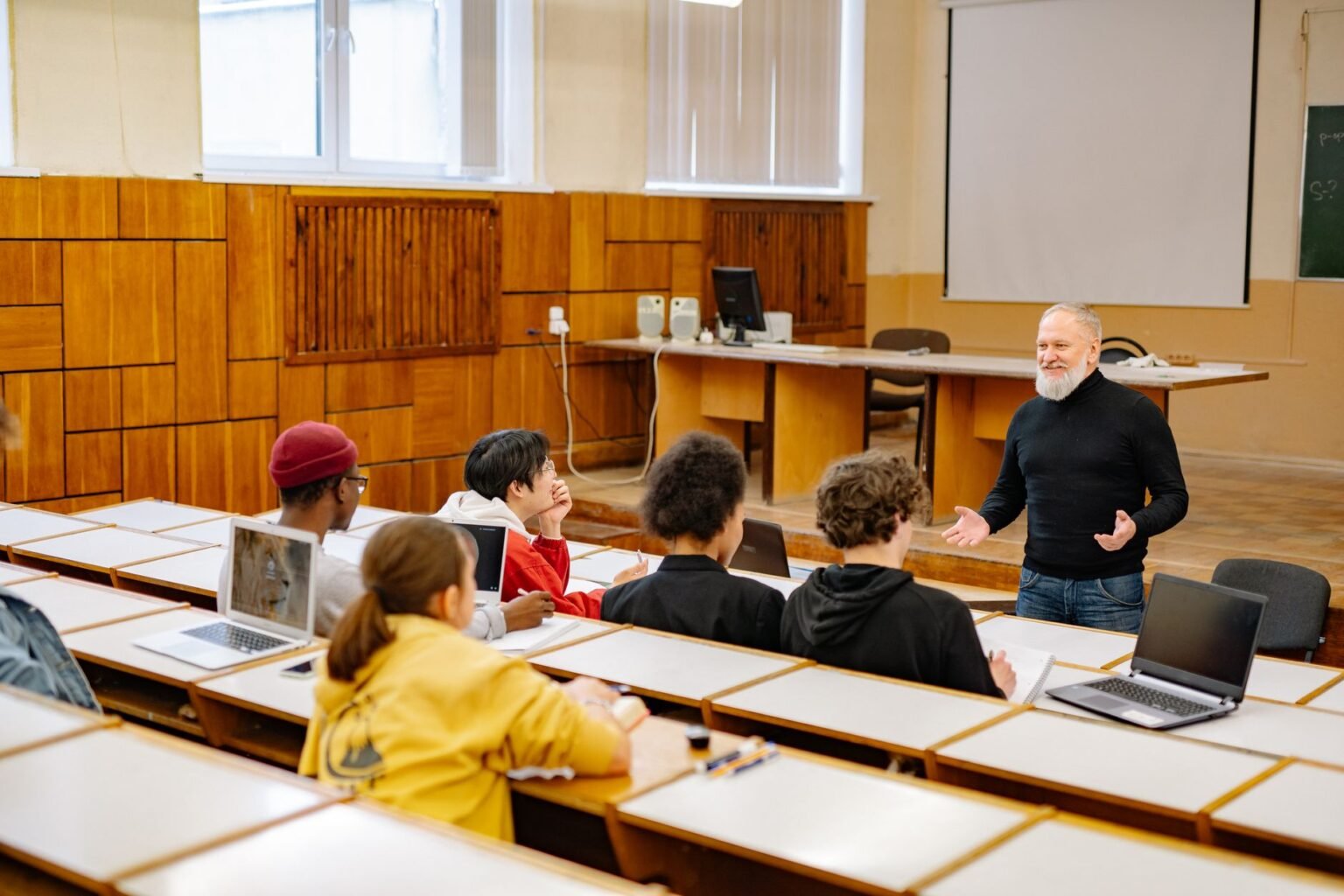 Cursos Livres e de Extensão: Como Usar para Turbinar o Currículo Fora da Graduação