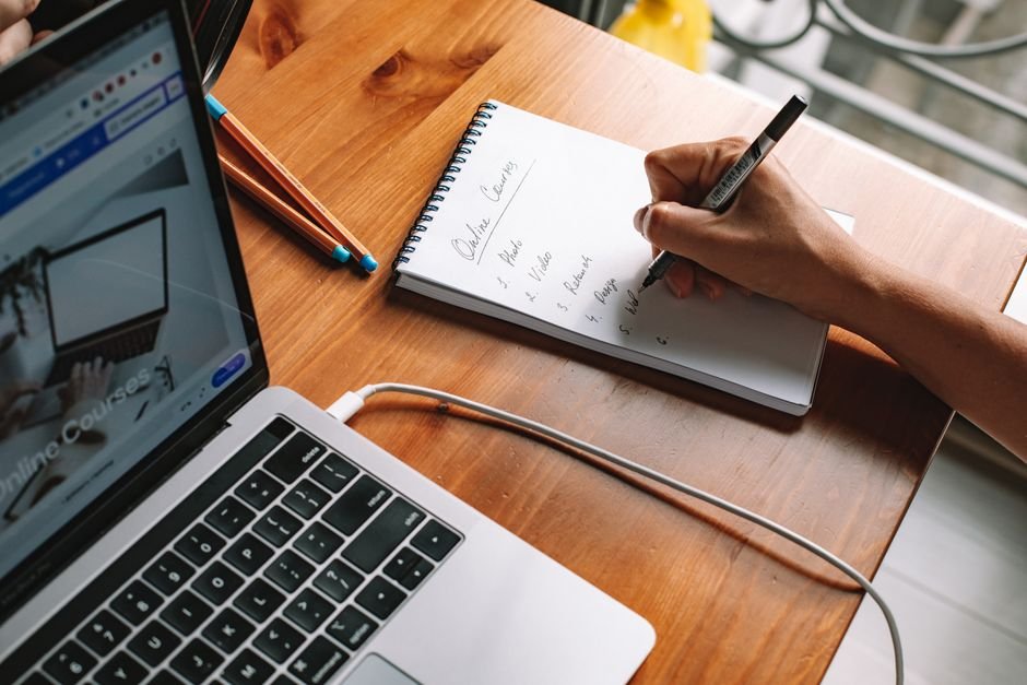 Invista em cursos práticos e bootcamps