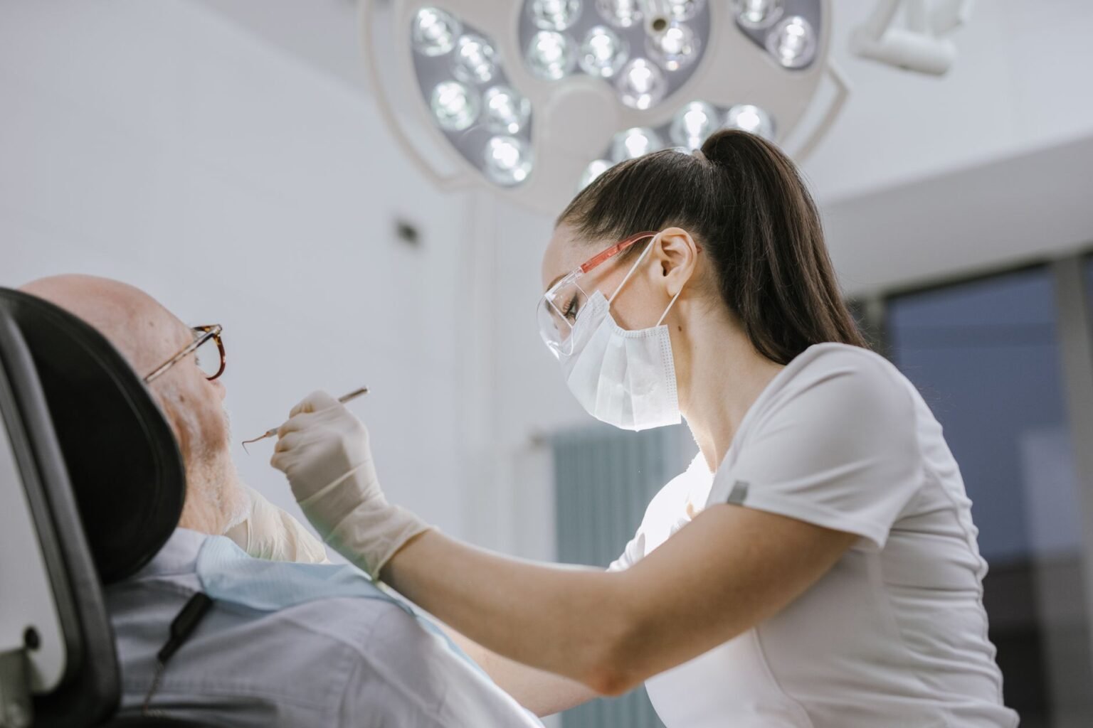 O que faz um dentista: rotina, especializações e quanto ganha O que faz um dentista: rotina, especializações e quanto ganha