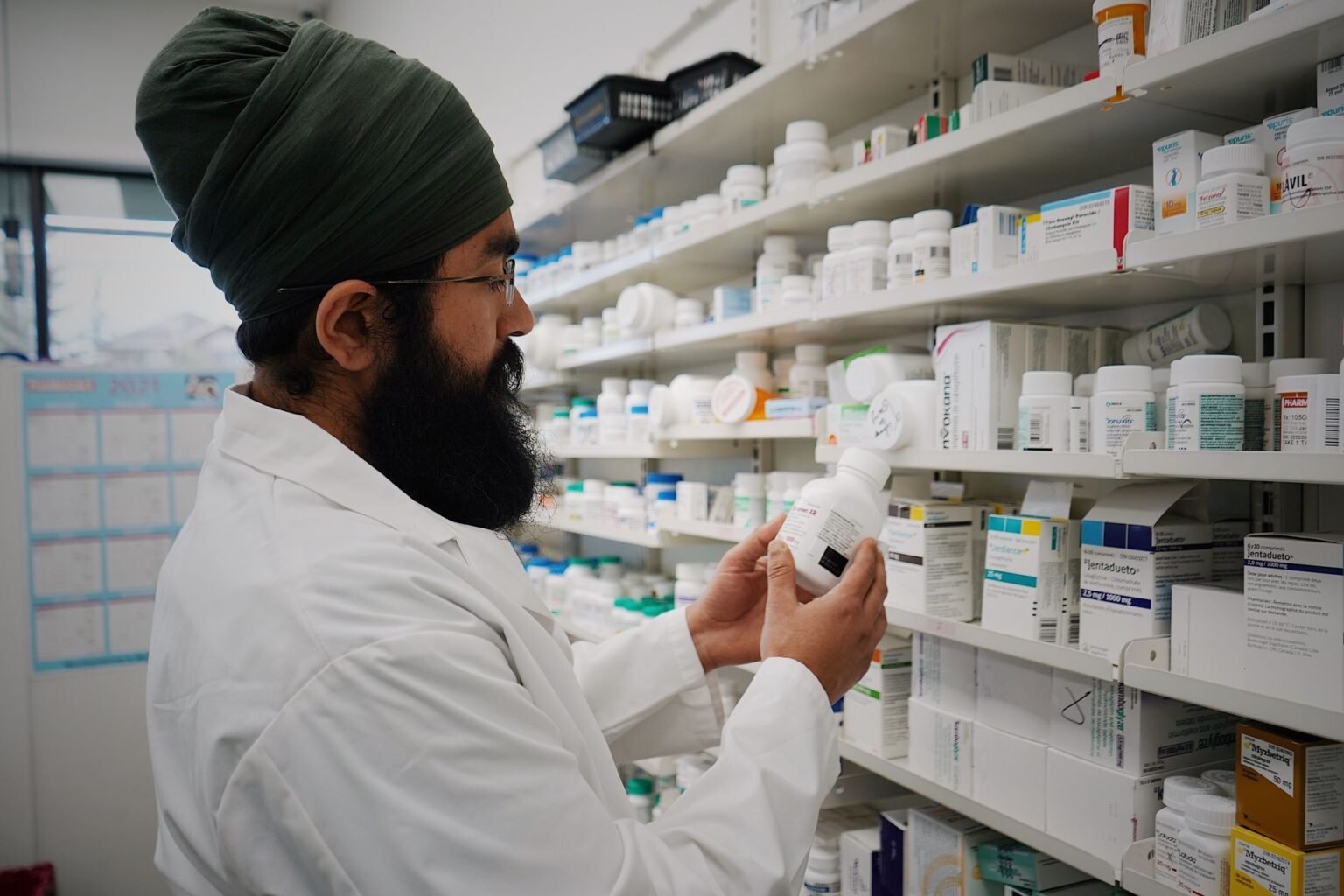 O Que Faz um Farmacêutico: muito além de vender remédio O Que Faz um Farmacêutico: muito além de vender remédio