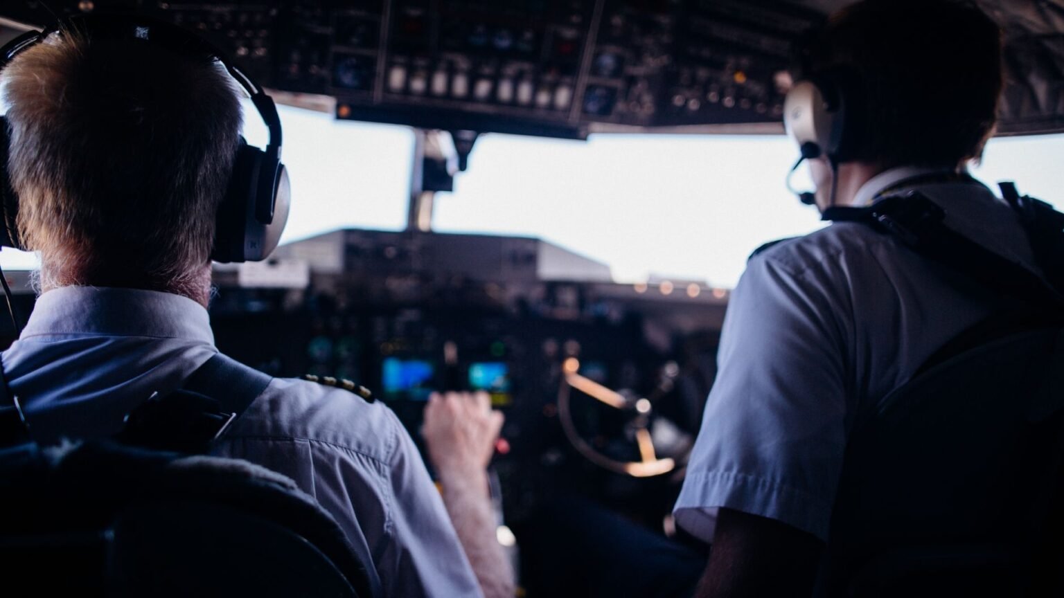 O Que Faz um Piloto de Avião Comercial: A Carreira nos Céus O Que Faz um Piloto de Avião Comercial: A Carreira nos Céus