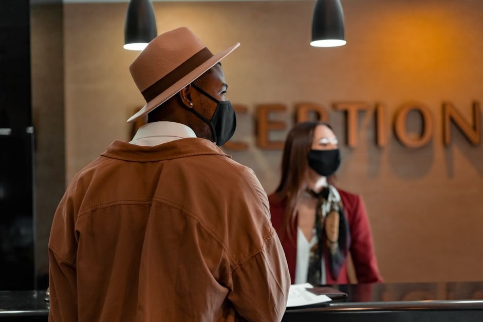 O que faz um recepcionista de hotel no dia a dia
