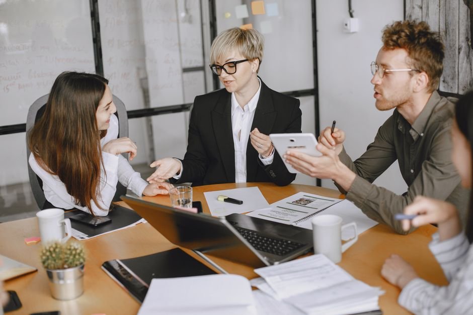 Peça para pessoas diferentes, não só o chefe