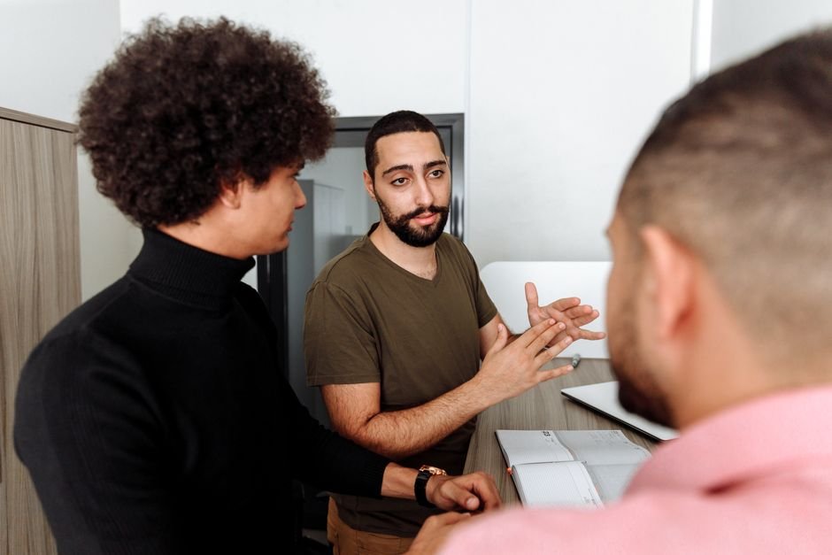 Pratique escutar antes de responder