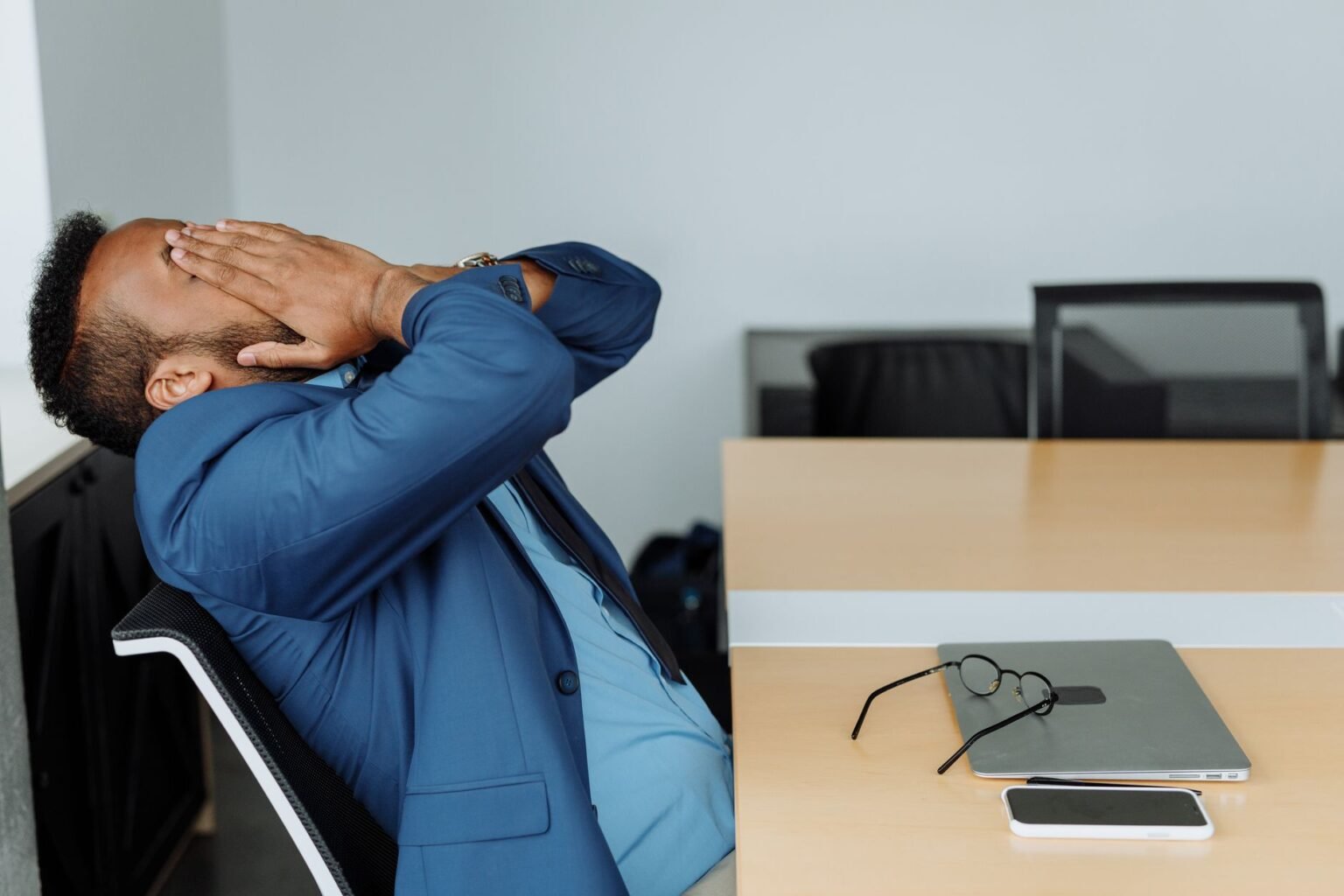 Síndrome do Impostor no Trabalho: Como Lidar Quando Você Não Se Sente Capaz