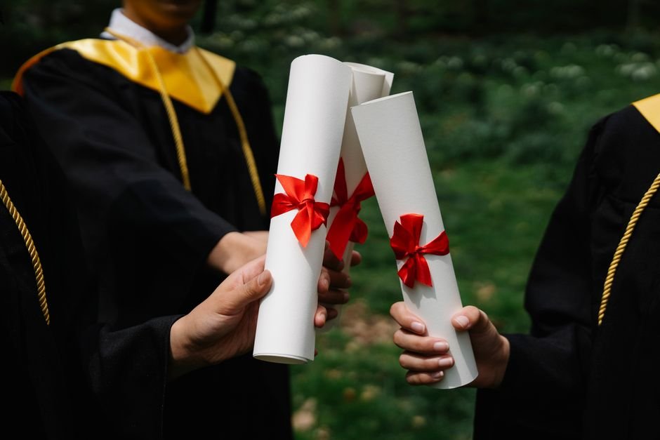 Diplomas de graduação (bacharelado e licenciatura)