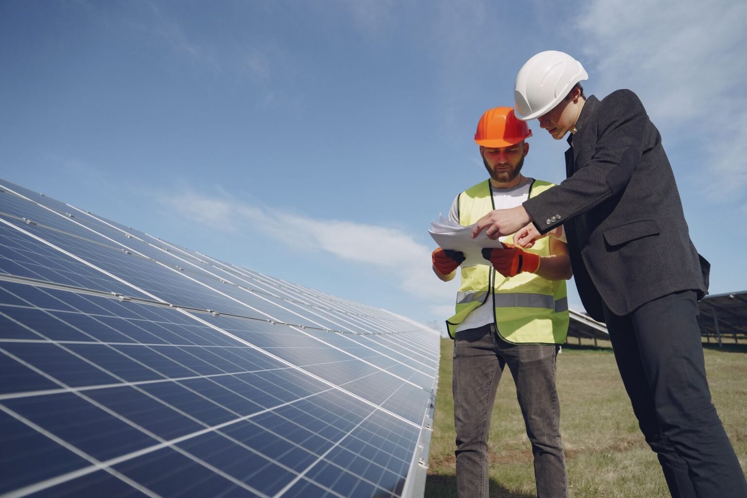 O Que Faz um Engenheiro de Energia Solar: a profissão que cresce junto com o sol O Que Faz um Engenheiro de Energia Solar: a profissão que cresce junto com o sol