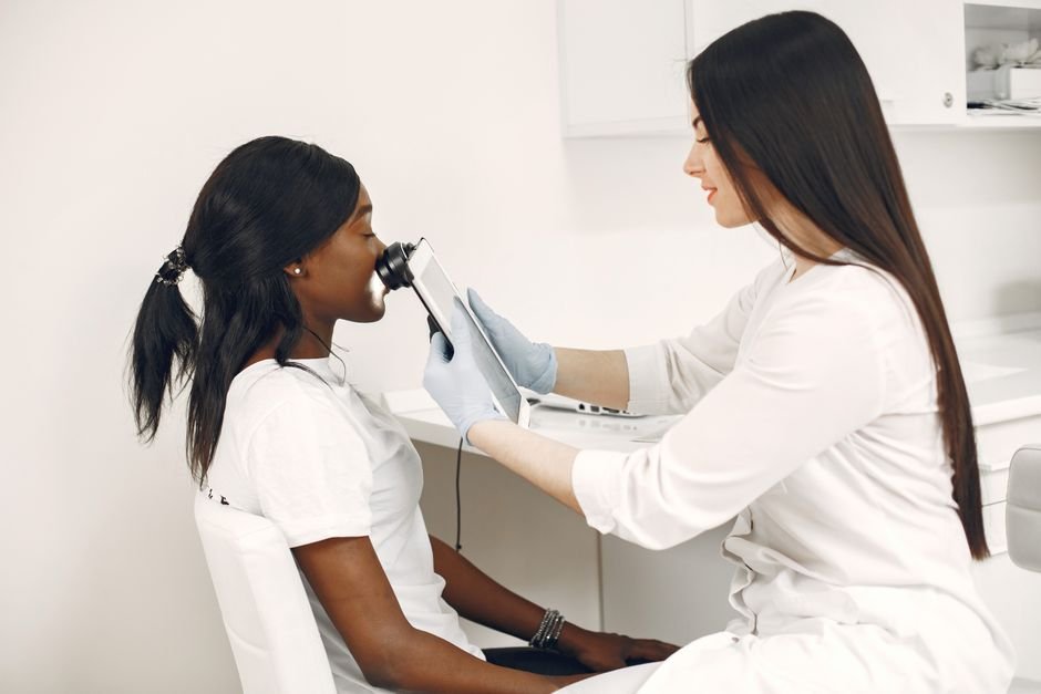 O que faz um dermatologista