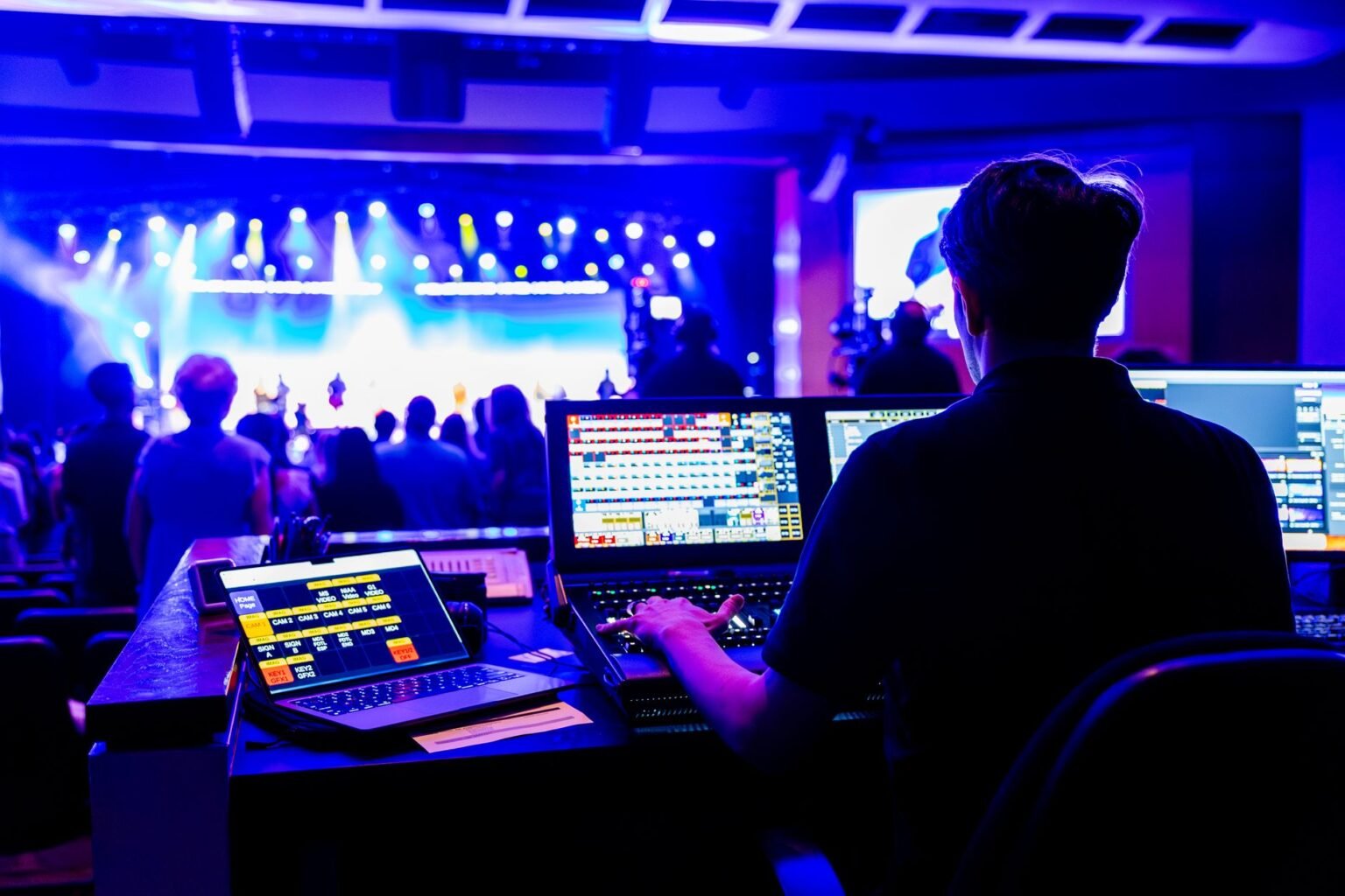 O Que Faz um Produtor Cultural: o profissional dos bastidores da cultura O Que Faz um Produtor Cultural: o profissional dos bastidores da cultura